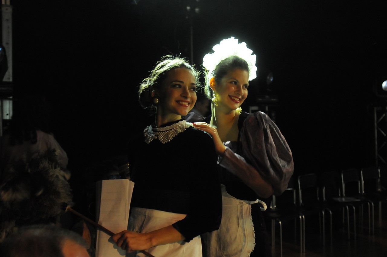 Dwie młode aktorki w kostiumach gosposi REMONT TV