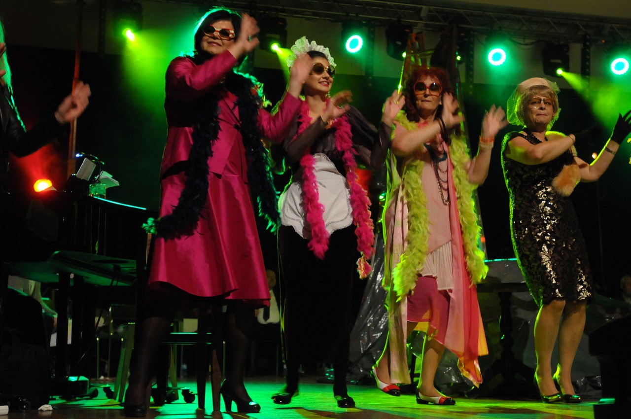 Aktorki w sukientach i szalach z piór podczas piosenki - spektakl REMONT TV