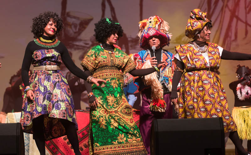 Aktorki w kolorowych kostiumach podczas sceny do spektaklu Con Amore