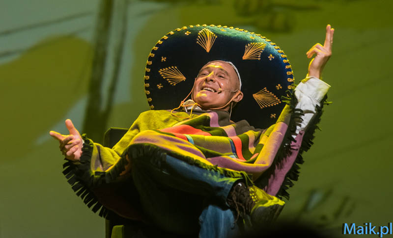 Aktor w stroju meksykańskim w senie spekaklu Con Amore
