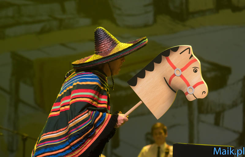 Aktor w stroju meksykańskim na koniu podczas spektaklu Con Amore