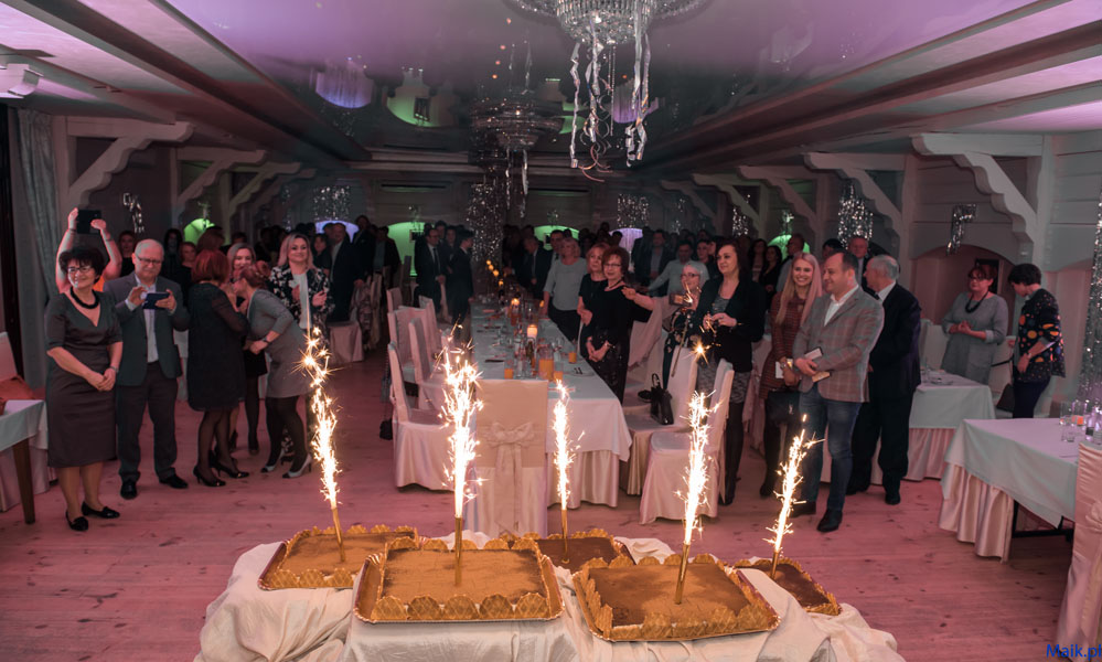 Tort z flarami podczas uroczystości jubileuszu Lubelskiej Akcji Charytatywnej